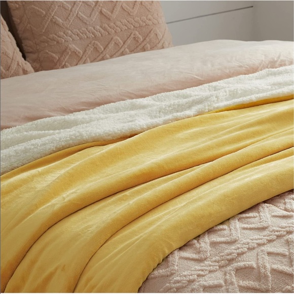 Bedsure Sherpa Fleece blanket - oversized Queen yellow gold mustard fuzzy soft - Picture 4 of 6